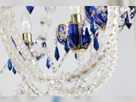Detail der gedrehten Glasarme und saphirblauen Glasbecher