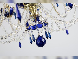 Blaue Kristallkugel und Kristalltropfen
