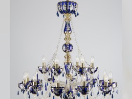 Die obere Hälfte eines luxuriösen blauen Kronleuchters.