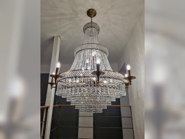Kronleuchter in Form eines Strasskorbs mit Auslegern im Inneren