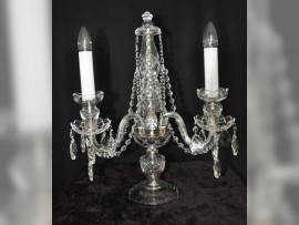 Der Kristallkandelaber (Tischlampe) mit 3 Glasarmen ist mit Kristallmandeln verziert.