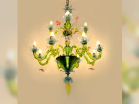 Detailaufnahme eines Murano-Kronleuchters im beleuchteten Zustand