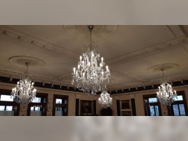 Villa-Interieur mit Kronleuchtern 1