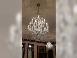 Teresianische Kronleuchter und Wandleuchten im gleichen Stil