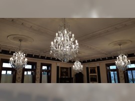 Villa-Interieur mit Kronleuchtern 2