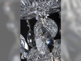 Details aus Kristallmandeln und silbernem Metall