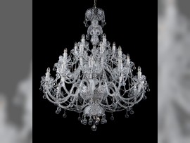 Großer massiver Kristallkronleuchter mit geschliffenen Kugeln