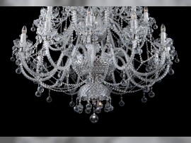 Der untere Teil des Kronleuchters mit geschliffenen Kristallkugeln