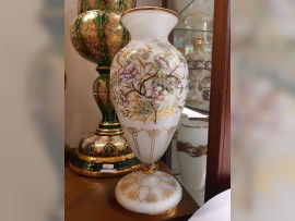 Vase aus weißem Opalglas