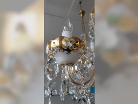 Nahaufnahme einer weißen Emailblume