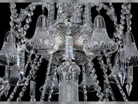 Zentrale Glasglocken eines Kronleuchters