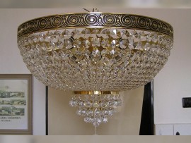 Der oberflächenmontierte große Strass-Korblüster mit 18 Glühbirnen, verziert mit geschliffenen Kristallkugeln.