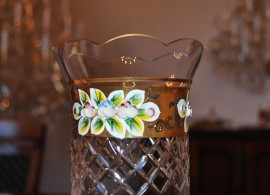 Die Zwiebelvase ist mit emaillierten Blumen und Goldmalerei verziert.