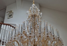 Lange Kerzenleuchter aus Glas, typisch für die Zeit Ludwigs XVI