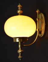 Art-Deco-Wandlampe mit Opalkugel