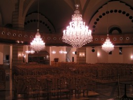 Blick auf die hängenden theresianischen Kronleuchter im Inneren der Kirche Tseri