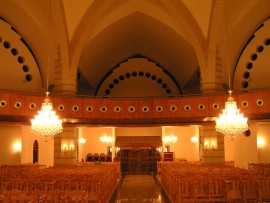 Blick auf Kronleuchter, die von der hohen Decke der Kirche hängen 3