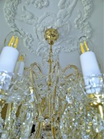 Detail eines Kronleuchters mit 24 Glühbirnen