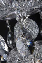 Details aus Kristallmandeln und silbernem Metall
