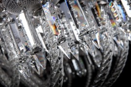 Detail der Prismen aus Kristallglas, die bei dieser Art von Luxusleuchten verwendet werden