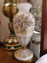 Vase aus weißem Opalglas