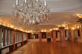 Reinigung von antiken Theresien-Kronleuchtern - Marmorsaal in Lucerna Prag