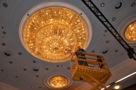 Reinigung von großen Korblüstern - Hotel Hilton Prague