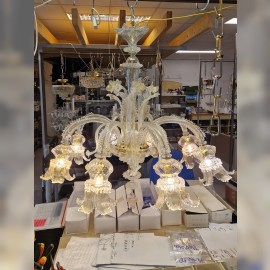 8-flammiger Murano-Kronleuchter aus klarem Glas mit 24-Karat-Goldflocken