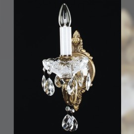 Eine Sammlung von Wandleuchten aus massivem Messing, verziert mit handgeschliffenen Glasbechern (Bobeches)