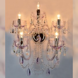 Große Kristallwandleuchte mit amethystfarbenem Glas - beleuchteter Zustand