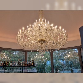 Kronleuchter-Service beim Kunden - ein großer Kristalllüster mit 60 Glühbirnen im Pavillon des Café Hajecek.