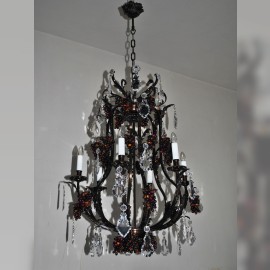 Dunkelbrauner Messingkronleuchter mit flachen Kristallverzierungen und dekorativer Deckenrosette aus Messingguss.