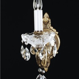 Eine Sammlung von Wandleuchten aus massivem Messing, verziert mit handgeschliffenen Glasbechern (Bobeches)