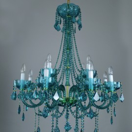 Blaugrüne Kristallkronleuchter und Lampen in türkiser Farbe
