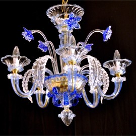 Blaue Murano-Kronleuchter mit Blumen – eine Kombination aus klarem und farbigem Glas