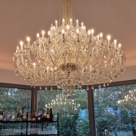 Kronleuchter-Service beim Kunden - ein großer Kristalllüster mit 60 Glühbirnen im Pavillon des Café Hajecek.