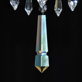 Die kristallenen Leuchten sind mit kristallenen Verzierungen verziert, die mit Metalloxiden "Seashell" beschichtet sind.