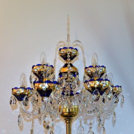 Dunkelblaue 9-armige Kristall-Stehlampe mit Glasblumen auf goldenem 24K-Hintergrund