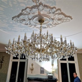 Installation von Maria-Theresia-Kronleuchtern in einem luxuriösen Einfamilienhaus (Größenreihen 40, 24, 12, 1, Glühbirnen)