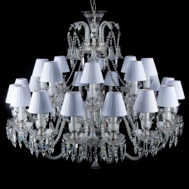 Vergleich zweier großer identischer Kronleuchter im Stil des böhmischen Baccarat