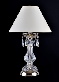 Glaslampe auf dem Nachttisch im Schlafzimmer mit Lampenschirm