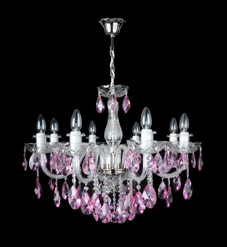 Der 8-armige Kronleuchter aus violettem Kristall mit glatten Glasarmen und geschliffenen, violett-fuchsiafarbenen Mandelformen. Silberfarbene Metalloberfläche.