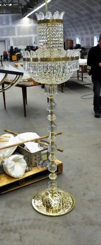 Sehr hohe Kristall-Stehlampe im Maria-Theresia-Stil. Foto aus der Werkstatt für den Kunden
