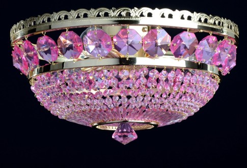 Kristallkronleuchter mit 3 Glühbirnen für Aufputzmontage mit großen geschliffenen fuchsiafarbenen Oktagonen - Goldmessing