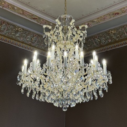 Kronleuchter „Maria Theresa“ mit 24+1 Glühbirnen, Kristallmandeln und glänzendem Goldmessing