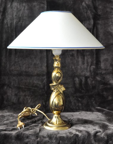 1 Glühbirne Tischlampe aus Messingguss mit breitem weißen Lampenschirm