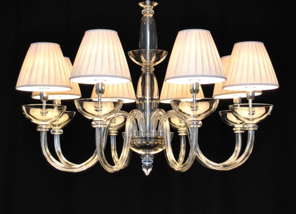 Das Design glatten Glas-Kronleuchter mit weißen Lampenschirmen 8 Glühbirnen. Silberne Oberfläche.