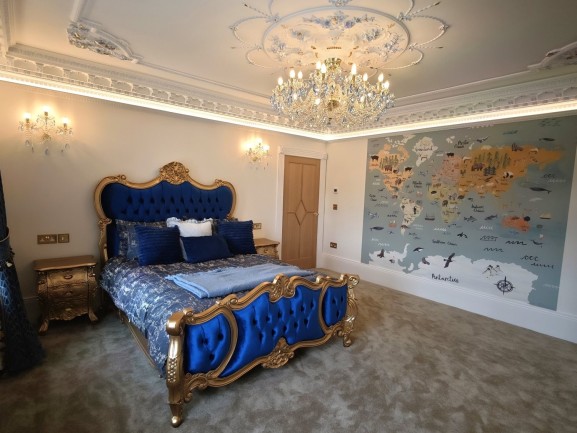 Blaues Schlafzimmer – Ausführung mit 18 Glühbirnen und Kristallmandeln in einem zarten Blauton