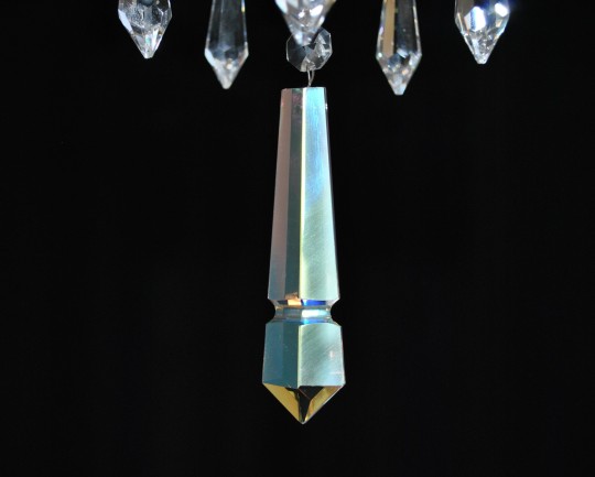 Die kristallenen Leuchten sind mit kristallenen Verzierungen verziert, die mit Metalloxiden "Seashell" beschichtet sind.