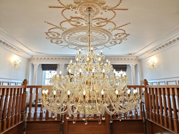 Kronleuchter G 20260425_154919 – 81 Glühbirnen, Durchmesser 300 × 280 cm, glänzendes Goldmessing